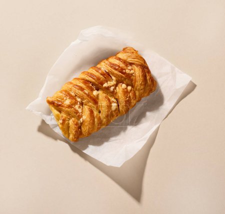 Téléchargez les photos : Pâtisserie sucrée fraîchement cuite sur fond beige, vue de dessus - en image libre de droit