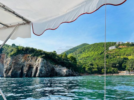 Foto de Hermoso paisaje de Montenegro en septiembre, vista desde el barco - Imagen libre de derechos