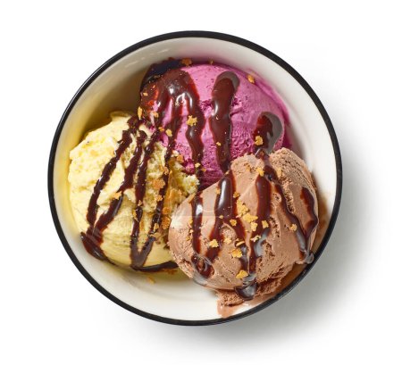 Téléchargez les photos : Bol de crème glacée assortie décoré avec sauce au chocolat et miettes, vue sur le dessus - en image libre de droit