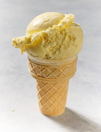 Foto de Bola de helado de vainilla en cono de gofre - Imagen libre de derechos