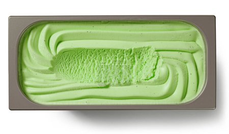 Téléchargez les photos : Boîte de crème glacée verte isolée sur fond blanc, vue de dessus - en image libre de droit