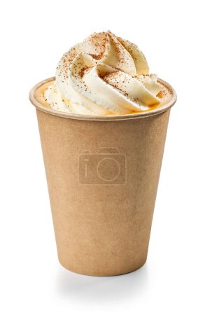 Foto de Papel de cartón para llevar taza de bebida de calabaza decorada con crema batida y canela aislada sobre fondo blanco - Imagen libre de derechos