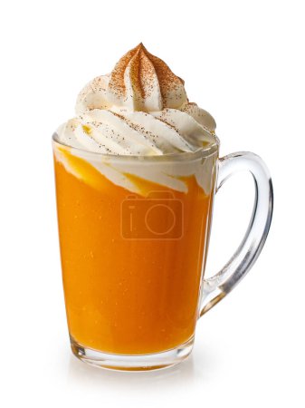 Foto de Taza de batido de canela de calabaza naranja decorada con crema batida aislada sobre fondo blanco - Imagen libre de derechos