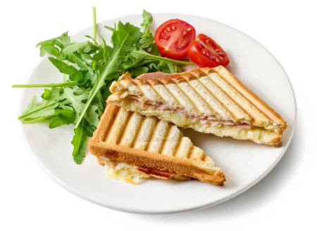 Téléchargez les photos : Assiette de jambon et de pain grillé au fromage et légumes isolés sur fond blanc - en image libre de droit