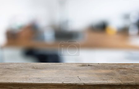 Téléchargez les photos : Abstrait fond de cuisine moderne déconcentré et dessus de table en bois - en image libre de droit