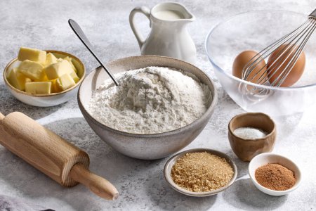 Téléchargez les photos : Divers ingrédients de cuisson sur fond de table de cuisine peint gris clair - en image libre de droit