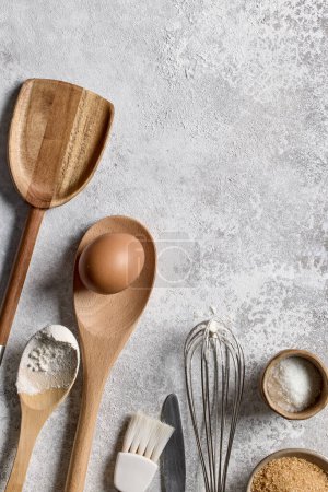 Foto de Varias herramientas de cocina en la vista superior de la mesa gris claro - Imagen libre de derechos