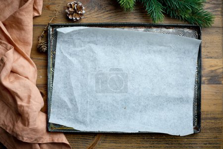 Téléchargez les photos : Plaque de cuisson vide avec feuille de papier sur table de cuisine en bois, vue sur le dessus. Noël fond de cuisson - en image libre de droit
