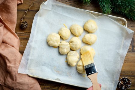 Foto de Bolas de masa rellenas de queso en la bandeja para hornear. Fondo para hornear de Navidad, vista superior - Imagen libre de derechos
