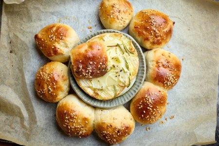 Téléchargez les photos : Gros plan de petits pains fraîchement cuits au four avec du brie fondu, vue sur le dessus - en image libre de droit