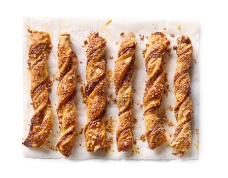 Téléchargez les photos : Pâtisseries fraîchement cuites à la crème au chocolat et aux amandes isolées sur fond blanc, vue sur le dessus - en image libre de droit