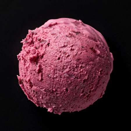 Foto de Bola de helado de grosella negra aislada sobre fondo negro, vista superior - Imagen libre de derechos
