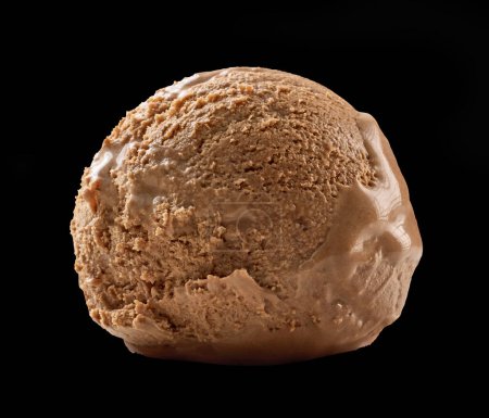 Téléchargez les photos : Chocolate ice cream scoop isolated on black background - en image libre de droit