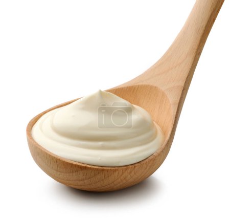 Foto de Yogur crema agria en cucharón de madera aislado sobre fondo blanco - Imagen libre de derechos