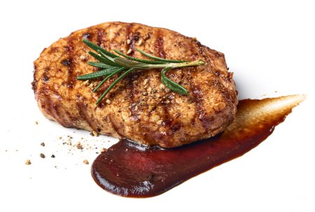 Téléchargez les photos : Steak juteux fraîchement grillé avec romarin, épices et sauce barbecue isolé sur fond blanc - en image libre de droit