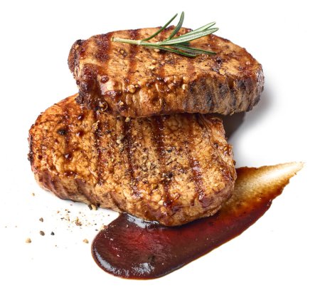 Téléchargez les photos : Steak fraîchement grillé au romarin, épices et sauce barbecue isolé sur fond blanc - en image libre de droit