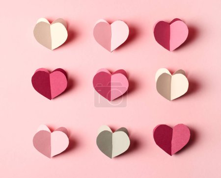 Téléchargez les photos : Décoration en papier en forme de coeur sur fond rose, vue de dessus - en image libre de droit