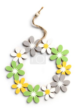 Téléchargez les photos : Belle fleur colorée en forme de décor en bois isolé sur fond blanc, vue de dessus - en image libre de droit