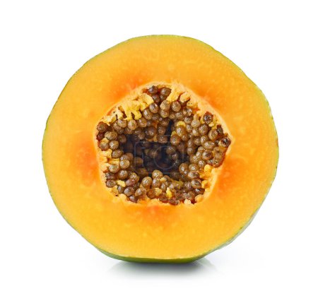 Téléchargez les photos : Frais ut de papaye mûre coupée en deux isolé sur fond blanc - en image libre de droit