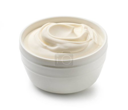 Foto de Cuenco de crema agria aislado sobre fondo blanco - Imagen libre de derechos