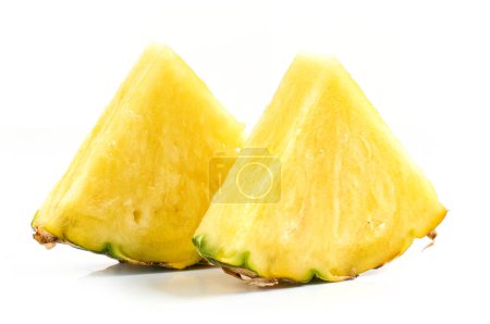 Téléchargez les photos : Morceaux d'ananas frais juteux isolés sur fond blanc - en image libre de droit