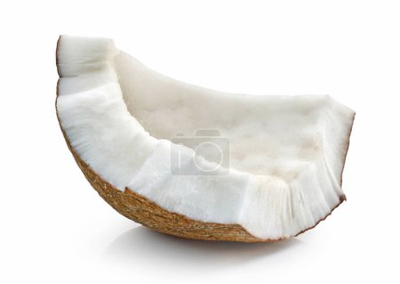 Téléchargez les photos : Morceau de noix de coco fraîche mûre isolé sur fond blanc - en image libre de droit