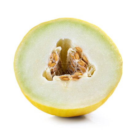 Foto de Medio de melón jugoso maduro fresco aislado sobre fondo blanco - Imagen libre de derechos