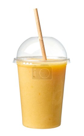 Téléchargez les photos : Smoothie aux bananes, mangues et ananas dans une tasse à emporter isolée sur fond blanc - en image libre de droit