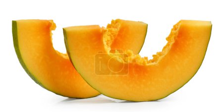 Téléchargez les photos : Tranches fraîches de papaye mûre isolées sur fond blanc - en image libre de droit