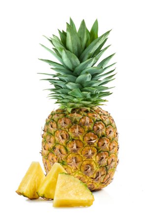 Téléchargez les photos : Ananas entier mûr frais isolé sur fond blanc - en image libre de droit