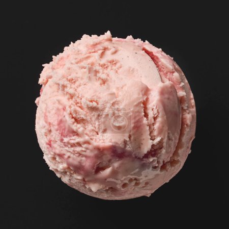 Téléchargez les photos : Boule de glace à la fraise rose isolée sur fond noir, vue de dessus - en image libre de droit