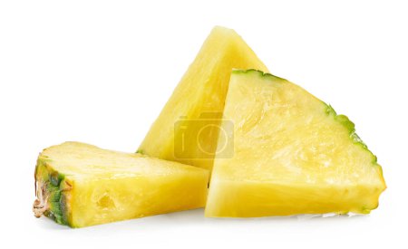 Téléchargez les photos : Morceaux d'ananas frais juteux isolés sur fond blanc - en image libre de droit