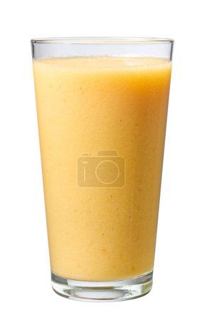 Glas frischer gelber Banane, Mango und Ananas Smoothie isoliert auf weißem Hintergrund