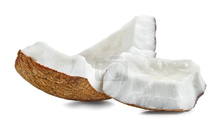 Téléchargez les photos : Morceaux de noix de coco fraîche mûre isolés sur fond blanc - en image libre de droit