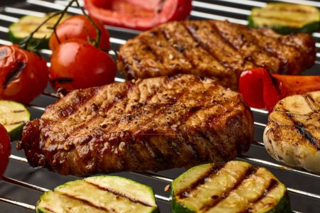 Téléchargez les photos : Steaks et légumes fraîchement grillés - en image libre de droit