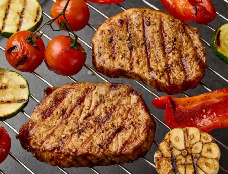 Téléchargez les photos : Steaks et légumes fraîchement grillés gros plan - en image libre de droit