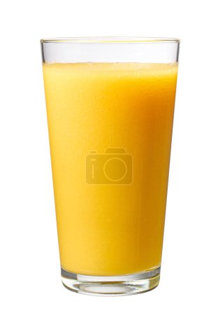 Téléchargez les photos : Verre de smoothie à la mangue jaune et à l'ananas isolé sur fond blanc - en image libre de droit