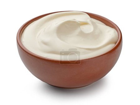 Foto de Yogur crema agria en tazón marrón aislado sobre fondo blanco - Imagen libre de derechos