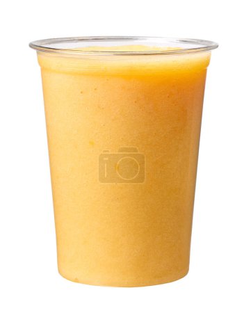 Téléchargez les photos : Smoothie jaune frais dans une tasse à emporter isolé sur fond blanc - en image libre de droit
