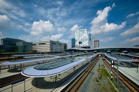 Téléchargez les photos : UTRECHT, PAYS-BAS - 25 MAI 2018 : gare routière et ferroviaire d'Utrecht Utrecht Centraal. Utrecht, Pays-Bas. La gare est la plus grande et la plus fréquentée des Pays-Bas - en image libre de droit