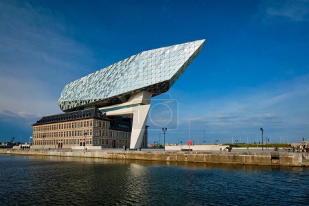 Foto de ANTWERP, BÉLGICA - 27 DE MAYO DE 2018: Sede de la administración portuaria de Amberes, diseñada por la famosa arquitecta iraní Zaha Hadid, Amberes, Bélgica - Imagen libre de derechos
