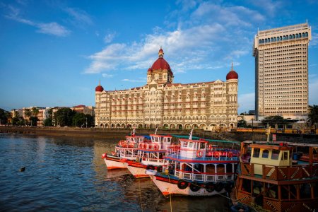 Foto de MUMBAI, INDIA - 31 DE OCTUBRE DE 2019: Barcos turísticos frente al famoso Hotel Taj por la mañana - Imagen libre de derechos
