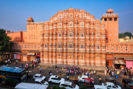 Foto de Jaipur, India - 2 de noviembre de 2019: Famoso monumento Hawa Mahal Palacio de vientos con gente, tráfico por carretera y transporte urbano. Patrimonio cultural mogol famosa atracción turística. Jaipur, Rajastán, India - Imagen libre de derechos