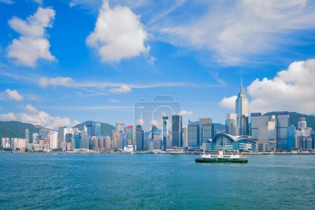 Foto de Hong Kong, China - 1 de mayo de 2018: Paisaje urbano del horizonte de Hong Kong rascacielos en el centro de Victoria Harbour al atardecer. Hong Kong, China - Imagen libre de derechos