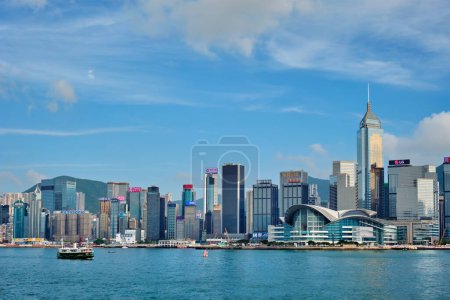 Téléchargez les photos : Hong Kong, Chine - 1er mai 2018 : gratte-ciel du centre-ville de Hong Kong au-dessus du port de Victoria au coucher du soleil. Hong Kong, Chine - en image libre de droit