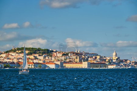 Foto de Vista de Lisboa sobre el río Tajo desde Almada con yates barcos turísticos al atardecer. Lisboa, Portugal - Imagen libre de derechos