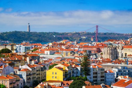 Téléchargez les photos : Vue célèbre de Lisbonne depuis le point de vue touristique Miradouro dos Barros sur le vieux quartier d'Alfama, le pont du 25 avril et la statue du Christ Roi. Lisbonne, Portugal. - en image libre de droit