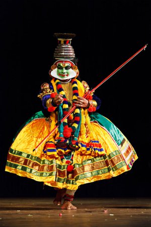 Téléchargez les photos : CHENNAI, INDE - 9 SEPTEMBRE 2009 : Défilé de danse traditionnelle indienne Kathakali le 9 septembre 2009 à Chennai, Inde. Interprète joue le personnage de Rama pacha dans le drame du Ramayana - en image libre de droit