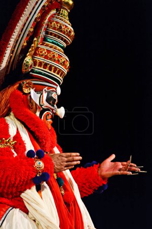 Téléchargez les photos : CHENNAI, INDE - 9 SEPTEMBRE 2009 : Défilé de danse traditionnelle indienne Kathakali le 9 septembre 2009 à Chennai, Inde. Interprète joue singe roi Sugriva thadi caractère dans Ramayana drame - en image libre de droit