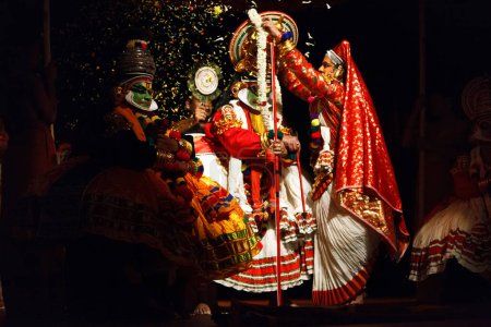 Téléchargez les photos : CHENNAI, INDE - 7 SEPTEMBRE 2009 : Défilé de danse traditionnelle indienne Kathakali le 7 septembre 2009 à Chennai, Inde. Interprète joue Arjuna pacha caractère - en image libre de droit
